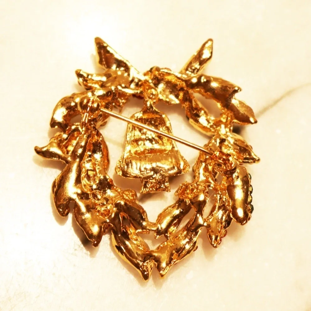 🎄💫 Crystal Encrusted Holiday Wreath Brooch in Gold Tone Setting 🎄✨
